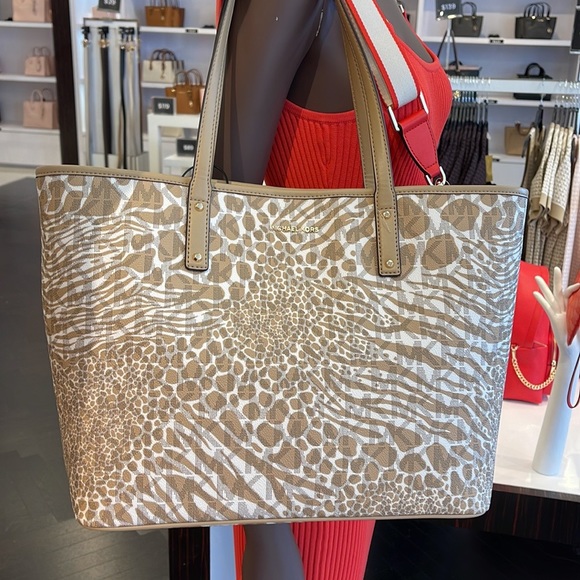 Michael Kors, this Carter Signature Animal Print Semi Lux Open Tote Handbag 
NWT - Picture 9 of 16